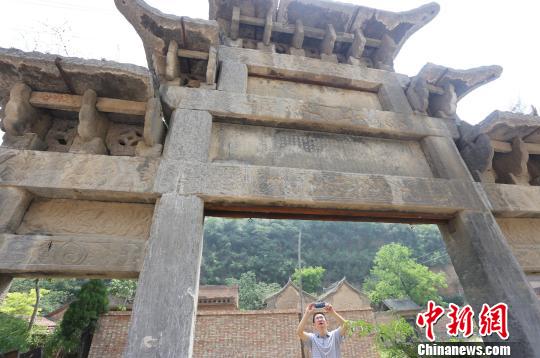 河南山村藏身两座清代贞节牌坊保存完好(组图)