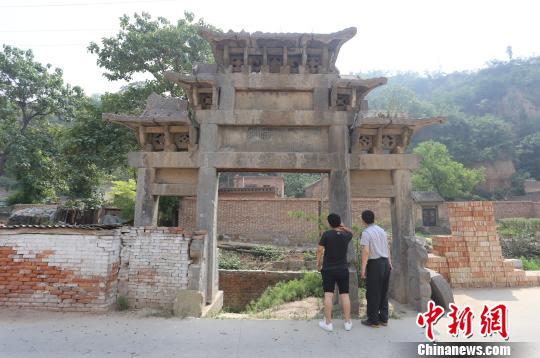 建于清光绪十年(1884年)的“康氏节孝坊”。 杨正华 摄 建于清光绪十年(1884年)的“康氏节孝坊”。 杨正华 摄