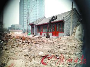 在围蔽物孔眼中拍摄到的梁林故居原址 图片来源:广州日报 在围蔽物孔眼中拍摄到的梁林故居原址 图片来源:广州日报