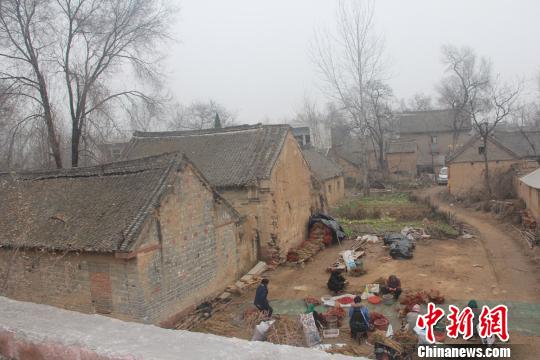 图为临沣寨里正在摘辣椒的村民。 杨大勇 摄 图为临沣寨里正在摘辣椒的村民。 杨大勇 摄