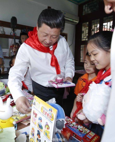 习近平掏钱买文具参加爱心义卖