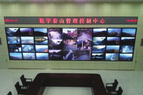 图为目前正在运行的数字泰山管理控制中心。下一步还将再建一处监测平台显示监测数据。